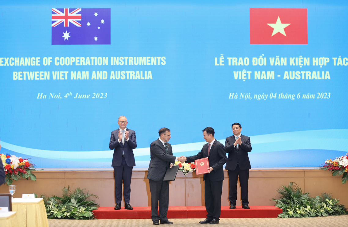 Hai Thủ tướng chứng kiến lễ ký kết 4 văn kiện hợp tác. (Ảnh: Như Ý)