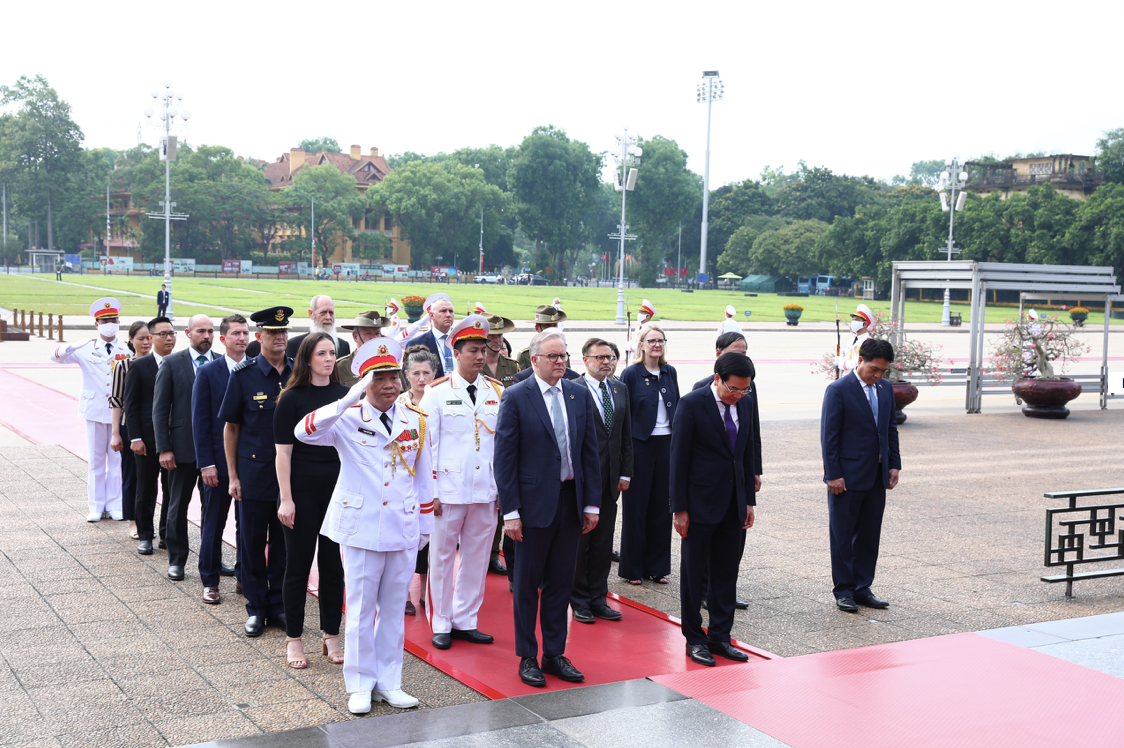 Đoàn do Thủ tướng Úc Anthony Albanese dẫn đầu viếng Lăng Chủ tịch Hồ Chí Minh. (Ảnh: Như Ý) Đoàn do Thủ tướng Úc Anthony Albanese dẫn đầu viếng Lăng Chủ tịch Hồ Chí Minh. (Ảnh: Như Ý)
