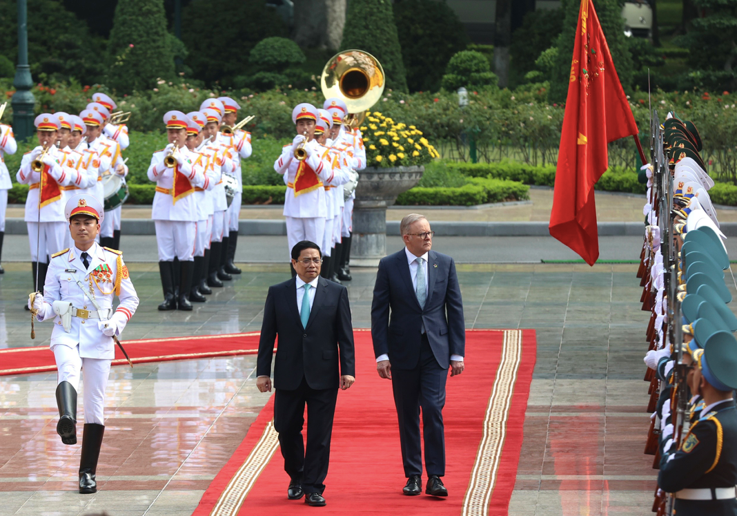 Hai Thủ tướng duyệt đội danh dự. (Ảnh: Như Ý) Hai Thủ tướng duyệt đội danh dự. (Ảnh: Như Ý)