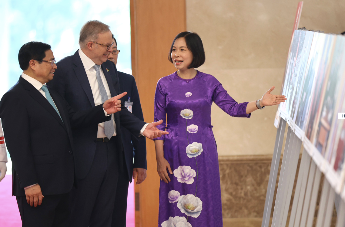 Hai Thủ tướng nghe giới thiệu về những hình ảnh đáng nhớ trong quan hệ song phương. (Ảnh: Như Ý) Hai Thủ tướng nghe giới thiệu về những hình ảnh đáng nhớ trong quan hệ song phương. (Ảnh: Như Ý)