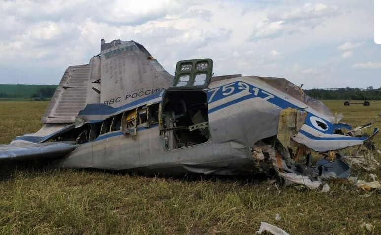 Xác một chiếc Ilyushin-22 của Không quân Nga ở một vùng ngoại ô thuộc miền nam nước này. (Ảnh: Operativniy ZSY) Xác một chiếc Ilyushin-22 của Không quân Nga ở một vùng ngoại ô thuộc miền nam nước này. (Ảnh: Operativniy ZSY)