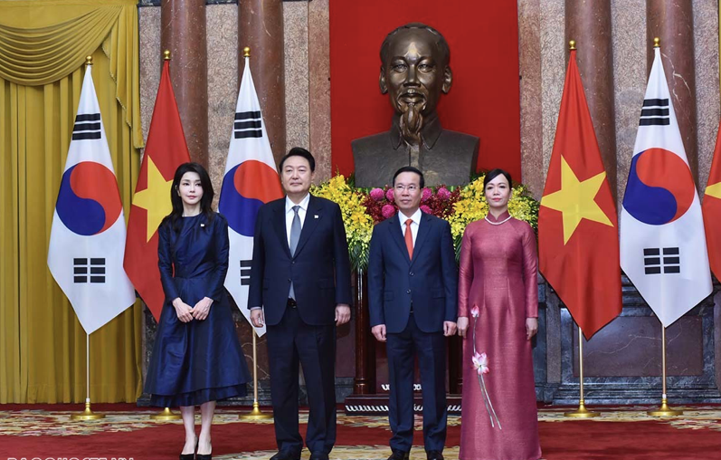 Chủ tịch nước Võ Văn Thưởng và Phu nhân Phan Thị Thanh Tâm chủ trì lễ đón Tổng thống Hàn Quốc Yoon Suk Yeol và Phu nhân Kim Keon Hee sáng 23/6, tại Phủ Chủ tịch. (Ảnh: Như Ý) Chủ tịch nước Võ Văn Thưởng và Phu nhân Phan Thị Thanh Tâm chủ trì lễ đón Tổng thống Hàn Quốc Yoon Suk Yeol và Phu nhân Kim Keon Hee sáng 23/6, tại Phủ Chủ tịch. (Ảnh: Như Ý)