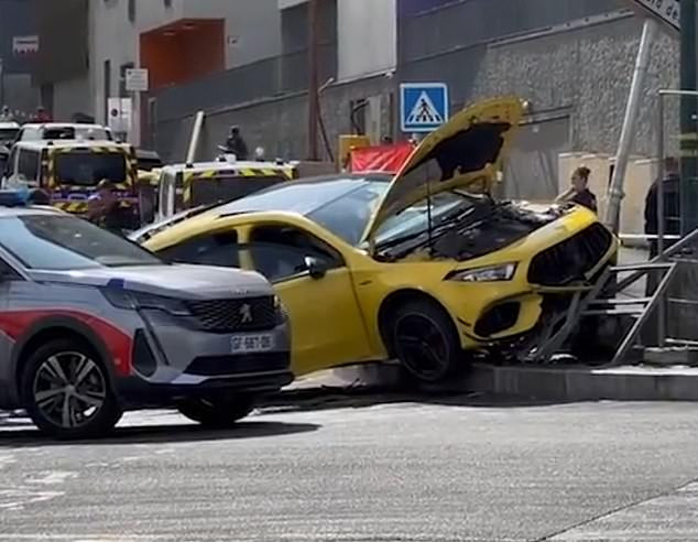 Chiếc xe của nạn nhân mất kiểm soát sau khi bị cảnh sát bắn chết. (Ảnh: Daily Mail)