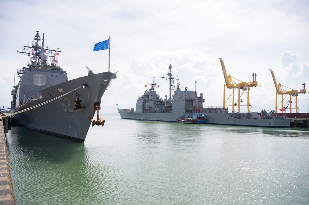 Hai tàu tuần dương hộ tống tàu sân bay Mỹ USS Ronald Reagan thăm Đà Nẵng. (Ảnh: Nhật Minh)