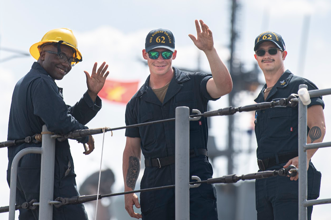 Thuỷ thủ đoàn của tuần dương hạm Robert Smalls. (Ảnh: Nhật Minh)