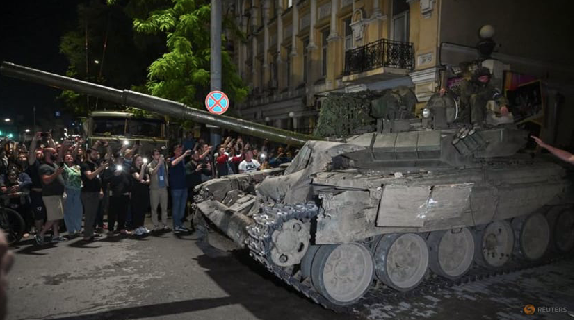 Các tay súng của Wagner lái xe tăng vào thành phố Rostov-on-Don ở miền Nam nước Nga, ngày 24/6. (Ảnh: Reuters) Các tay súng của Wagner lái xe tăng vào thành phố Rostov-on-Don ở miền Nam nước Nga, ngày 24/6. (Ảnh: Reuters)
