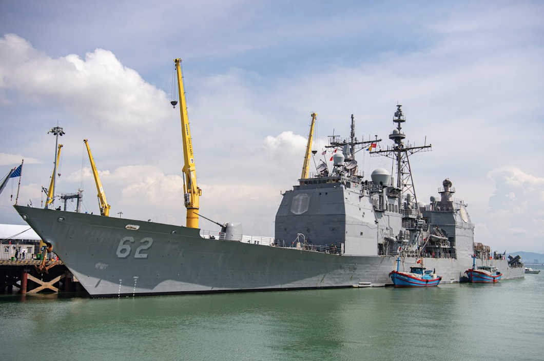 Tuần dương hạm Robert Smalls cập cảng Đà Nẵng. (Ảnh: Nhật Minh)