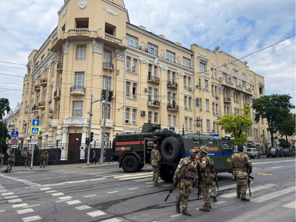 Các tay súng Wagner đứng ngay gần trụ sở Bộ chỉ huy quân sự phía Nam tại thành phố Rostov on Don ngày 24/6. (Ảnh: Reuters)