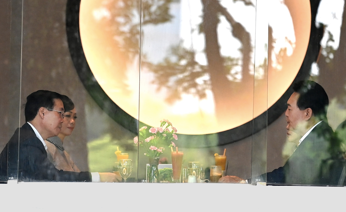 Chủ tịch nước Võ Văn Thưởng và Phu nhân cùng dùng bữa sáng với Tổng thống Hàn Quốc Yoon Suk Yeol và Phu nhân. (Ảnh: DT) Chủ tịch nước Võ Văn Thưởng và Phu nhân cùng dùng bữa sáng với Tổng thống Hàn Quốc Yoon Suk Yeol và Phu nhân. (Ảnh: DT)