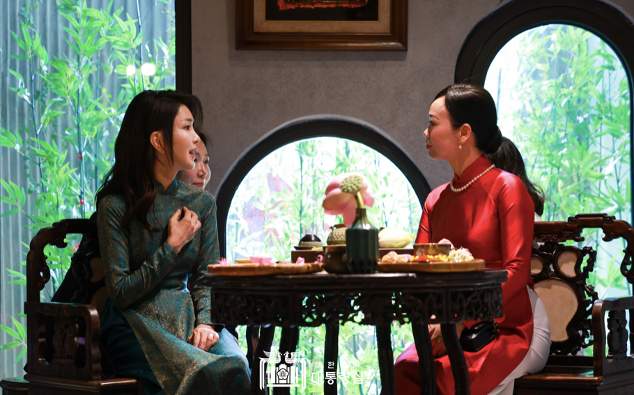 Đệ nhất Phu nhân Hàn Quốc chia sẻ, việc bà mặc áo dài thể hiện tình hữu nghị bền chặt giữa hai quốc gia. Bà Kim Keon-hee cũng giới thiệu với Phu nhân Chủ tịch nước Võ Văn Thưởng về hanbok, trang phục truyền thống của người Hàn Quốc. Đệ nhất Phu nhân Hàn Quốc chia sẻ, việc bà mặc áo dài thể hiện tình hữu nghị bền chặt giữa hai quốc gia. Bà Kim Keon-hee cũng giới thiệu với Phu nhân Chủ tịch nước Võ Văn Thưởng về hanbok, trang phục truyền thống của người Hàn Quốc.