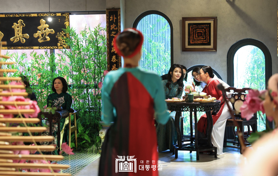 Bà Kim Keon-hee cho biết, bà đã có một khoảng thời gian ý nghĩa khi cùng Phu nhân Phan Thị Thanh Tâm thưởng trà, tìm hiểu về văn hóa, nghệ thuật của hai nước. Bà Kim Keon-hee cho biết, bà đã có một khoảng thời gian ý nghĩa khi cùng Phu nhân Phan Thị Thanh Tâm thưởng trà, tìm hiểu về văn hóa, nghệ thuật của hai nước.