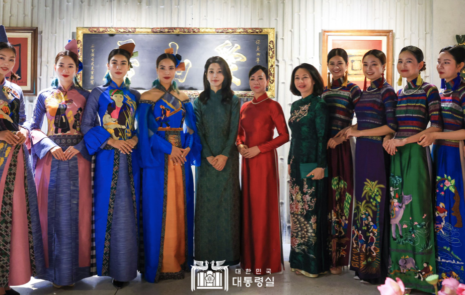Hai Phu nhân chụp ảnh cùng các người mẫu trình diễn áo dài trong sự kiện hữu nghị. Hai Phu nhân chụp ảnh cùng các người mẫu trình diễn áo dài trong sự kiện hữu nghị.