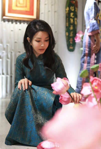 Phu nhân Tổng thống Hàn Quốc chụp ảnh với hoa sen. Phu nhân Tổng thống Hàn Quốc chụp ảnh với hoa sen.