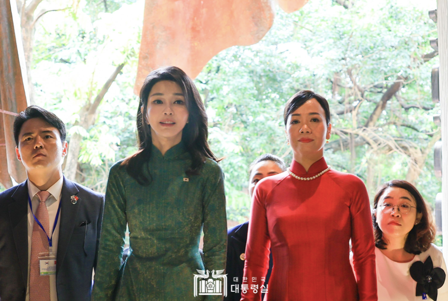 Phu nhân Chủ tịch nước mời Phu nhân Tổng thống Hàn Quốc sang thăm Việt Nam trong thời gian tới. Phu nhân Chủ tịch nước mời Phu nhân Tổng thống Hàn Quốc sang thăm Việt Nam trong thời gian tới.