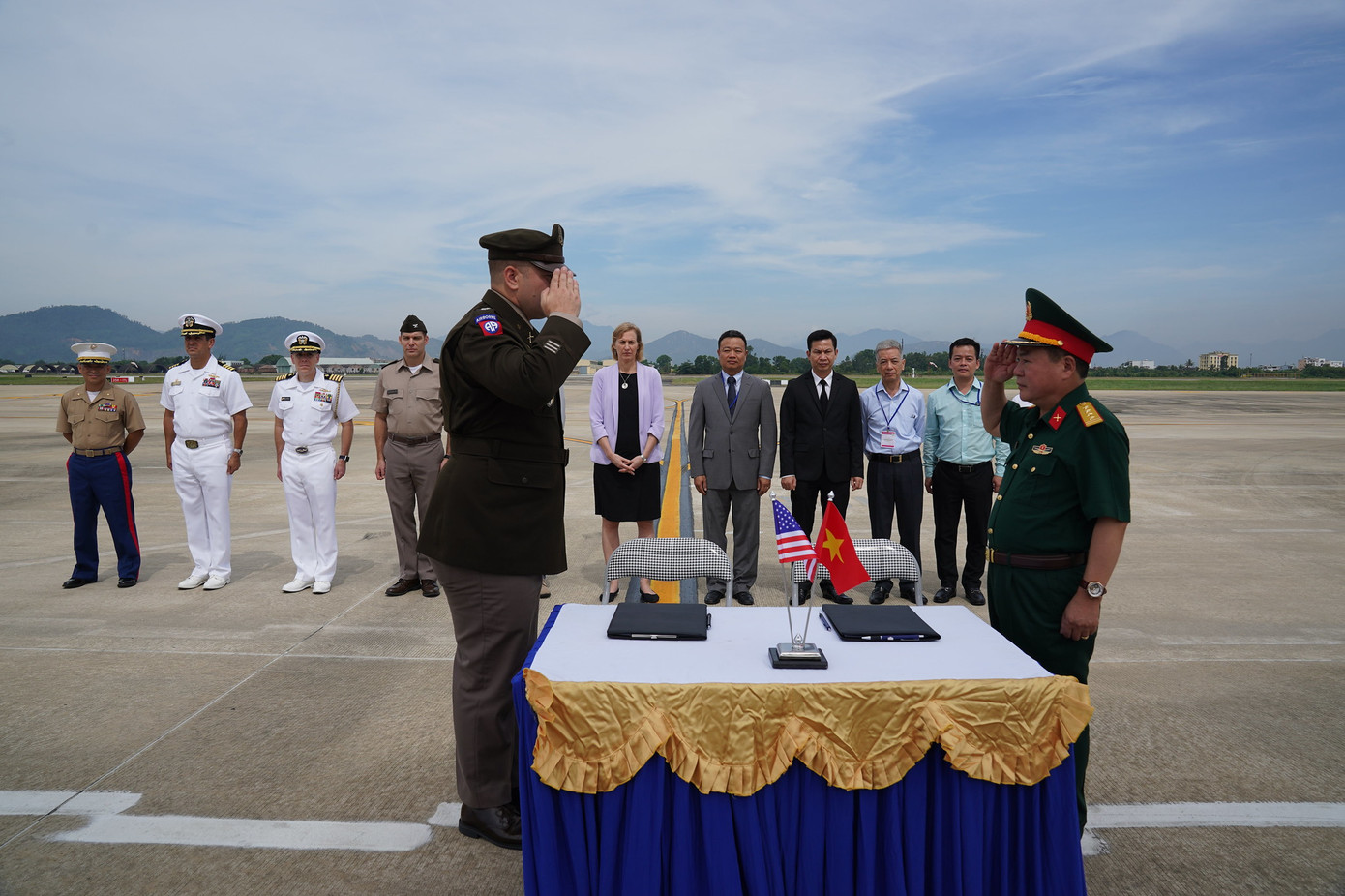 Sĩ quan và đại diện các cơ quan liên quan của Việt Nam và Mỹ tại lễ hồi hương. (Ảnh: Mofa) Sĩ quan và đại diện các cơ quan liên quan của Việt Nam và Mỹ tại lễ hồi hương. (Ảnh: Mofa)