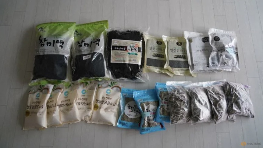 Rong biển, muối và cá khô là những mặt hàng được chị Lee Young-min mua tích trữ. (Ảnh: Reuters)