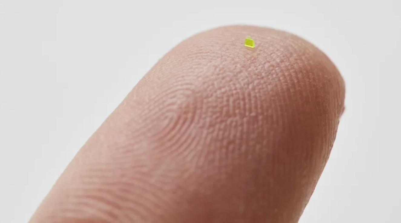 Chiếc túi bé hơn hạt muối khó có thể nhìn rõ bằng mắt thường. (Ảnh: CNN)