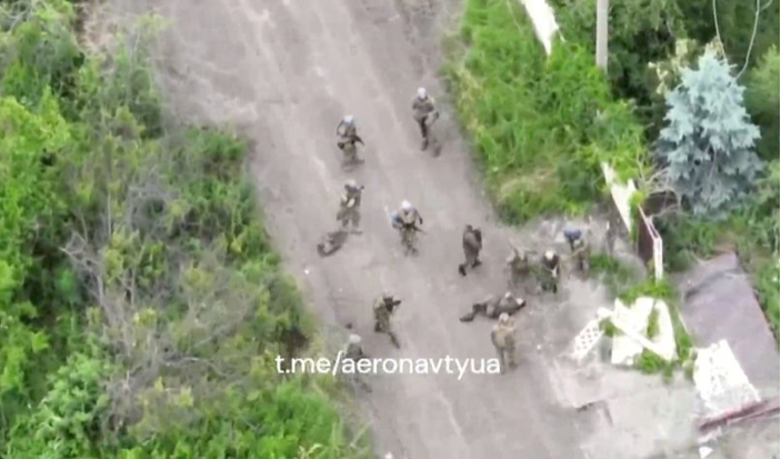 Ảnh cắt từ clip cho thấy binh lính Ukraine di chuyển ở Storozheve, vùng Donetsk, ngày 12/6. (Ảnh: Reuters)