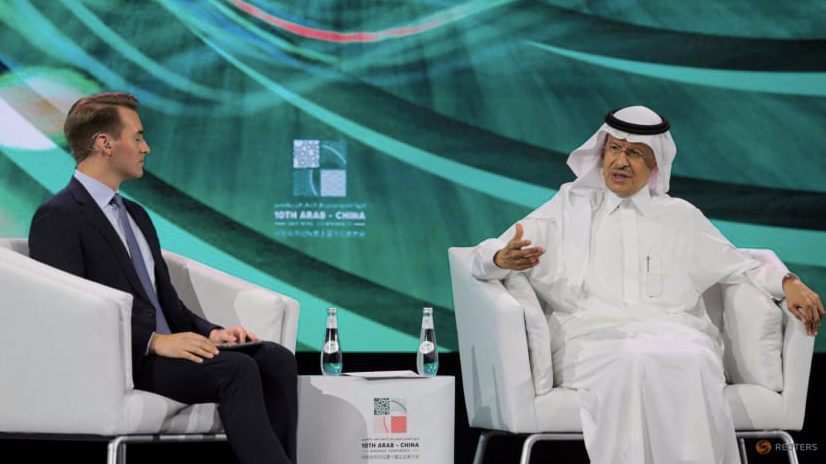 Bộ trưởng Năng lượng Ả-rập Xê-út Abdulaziz Salman Al-Saud phát biểu tại Diễn đàn doanh nghiệp Ả-rập - Trung Quốc, ngày 11/6. (Ảnh: Reuters)