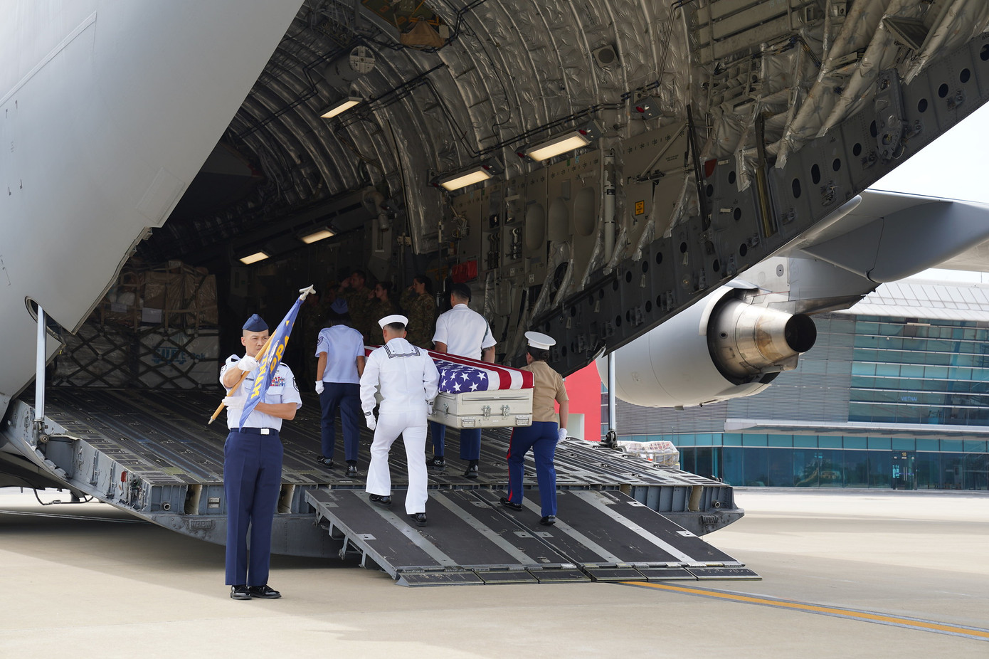 Hài cốt được đưa về Hawaii để xác minh thêm. (Ảnh: Mofa) Hài cốt được đưa về Hawaii để xác minh thêm. (Ảnh: Mofa)