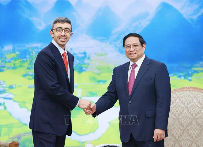 Thủ tướng Phạm Minh Chính tiếp Bộ trưởng Ngoại giao UAE Sheikh Abdullah bin Zayed Al Nahyan. (Ảnh: TTXVN)