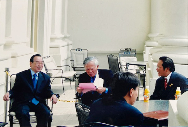 Đại sứ Nguyễn Tâm Chiến (bìa phải) ngồi cạnh Phó Thủ tướng Vũ Khoan và Thủ tướng Phan Văn Khải trong lúc chờ gặp các nghị sĩ Mỹ năm 2005. (Ảnh nhân vật cung cấp) Đại sứ Nguyễn Tâm Chiến (bìa phải) ngồi cạnh Phó Thủ tướng Vũ Khoan và Thủ tướng Phan Văn Khải trong lúc chờ gặp các nghị sĩ Mỹ năm 2005. (Ảnh nhân vật cung cấp)