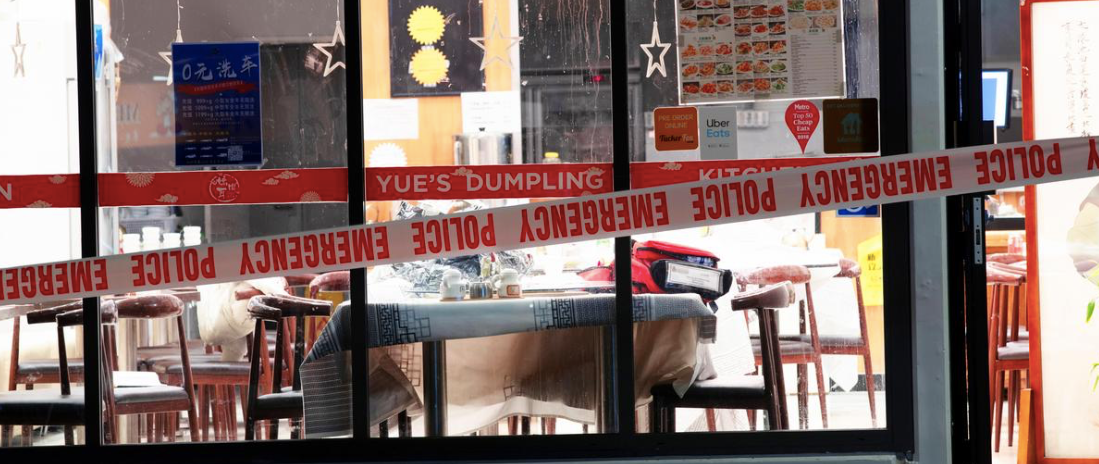 Một nhà hàng bị cảnh sát niêm phong sau vụ tấn công. (Ảnh: AP)