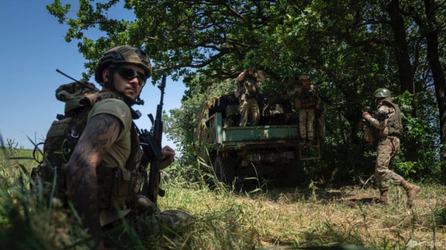 Lính thủy đánh bộ Ukraine chuẩn bị cho các vị trí đặt súng phòng không ZU-23 ở ngoại ô Avdiivka, Ukraine, ngày 19/6. (Ảnh: AP) Lính thủy đánh bộ Ukraine chuẩn bị cho các vị trí đặt súng phòng không ZU-23 ở ngoại ô Avdiivka, Ukraine, ngày 19/6. (Ảnh: AP)