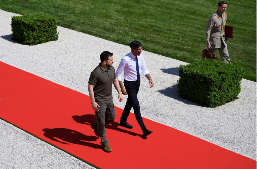 Tổng thống Ukraine Volodymir Zelensky và Thủ tướng Anh Rishi Sunak cùng dự Hội nghị chính trị châu Âu tại Moldova. (Ảnh: Reuters)