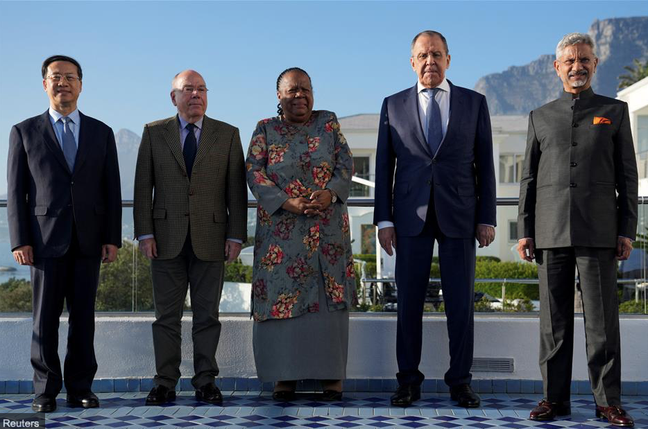 Thứ trưởng Ngoại giao Trung Quốc cùng bốn ngoại trưởng BRICS chụp ảnh chung tại hội nghị ngày 1/6. (Ảnh: Reuters)