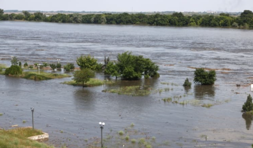 Lũ lụt sau khi vỡ đập thuỷ điện Nova Kakhovka buộc hàng ngàn người phải sơ tán. (Ảnh: AP) Lũ lụt sau khi vỡ đập thuỷ điện Nova Kakhovka buộc hàng ngàn người phải sơ tán. (Ảnh: AP)