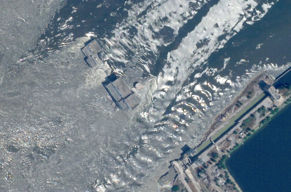 Hình ảnh đập Nova Kakhovka vỡ chụp từ vệ tinh. (Ảnh: AP)