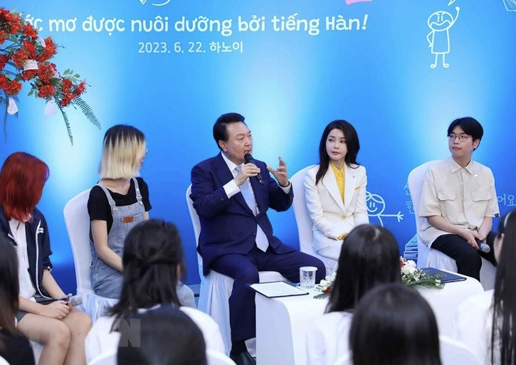 Bà Kim Keon Hee cùng Tổng thống Hàn Quốc Yoon Suk Yeol trong buổi nói chuyện với các sinh viên Trường đại học Ngoại ngữ, Đại học Quốc gia Hà Nội, ngày 22/6. (Ảnh: TTXVN) Bà Kim Keon Hee cùng Tổng thống Hàn Quốc Yoon Suk Yeol trong buổi nói chuyện với các sinh viên Trường đại học Ngoại ngữ, Đại học Quốc gia Hà Nội, ngày 22/6. (Ảnh: TTXVN)
