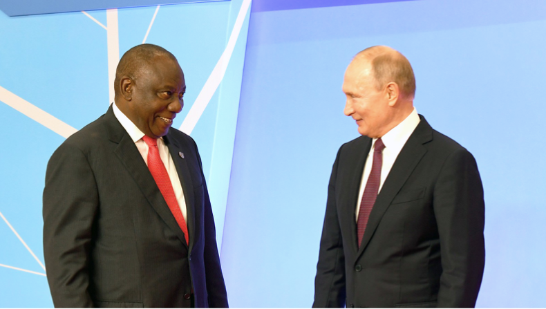 Tổng thống Nam Phi Cyril Ramaphosa (trái) và Tổng thống Nga Vladimir Putin trong dịp diễn ra Hội nghị thượng đỉnh Nga - châu Phi (Ảnh: GCIS)