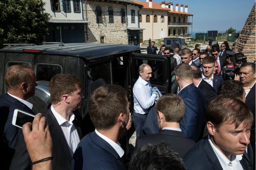 Tổng thống Nga Vladimir Putin được lực lượng bảo vệ vây xung quanh trong chuyến thăm Hy Lạp năm 2016. (Ảnh: Bloomberg) Tổng thống Nga Vladimir Putin được lực lượng bảo vệ vây xung quanh trong chuyến thăm Hy Lạp năm 2016. (Ảnh: Bloomberg)