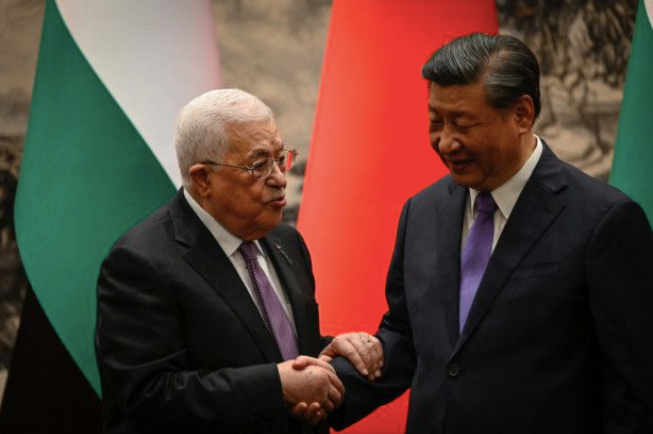 Tổng thống Palestine Mahmoud Abbas trong cuộc gặp Chủ tịch Trung Quốc Tập Cận Bình tại Bắc Kinh, ngày 14/6. (Ảnh: Reuters)