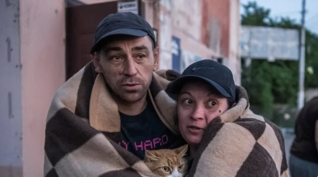 Hàng ngàn người phải sơ tán sau khi đập thủy điện Nova Kakhovka vỡ. (Ảnh: Reuters)