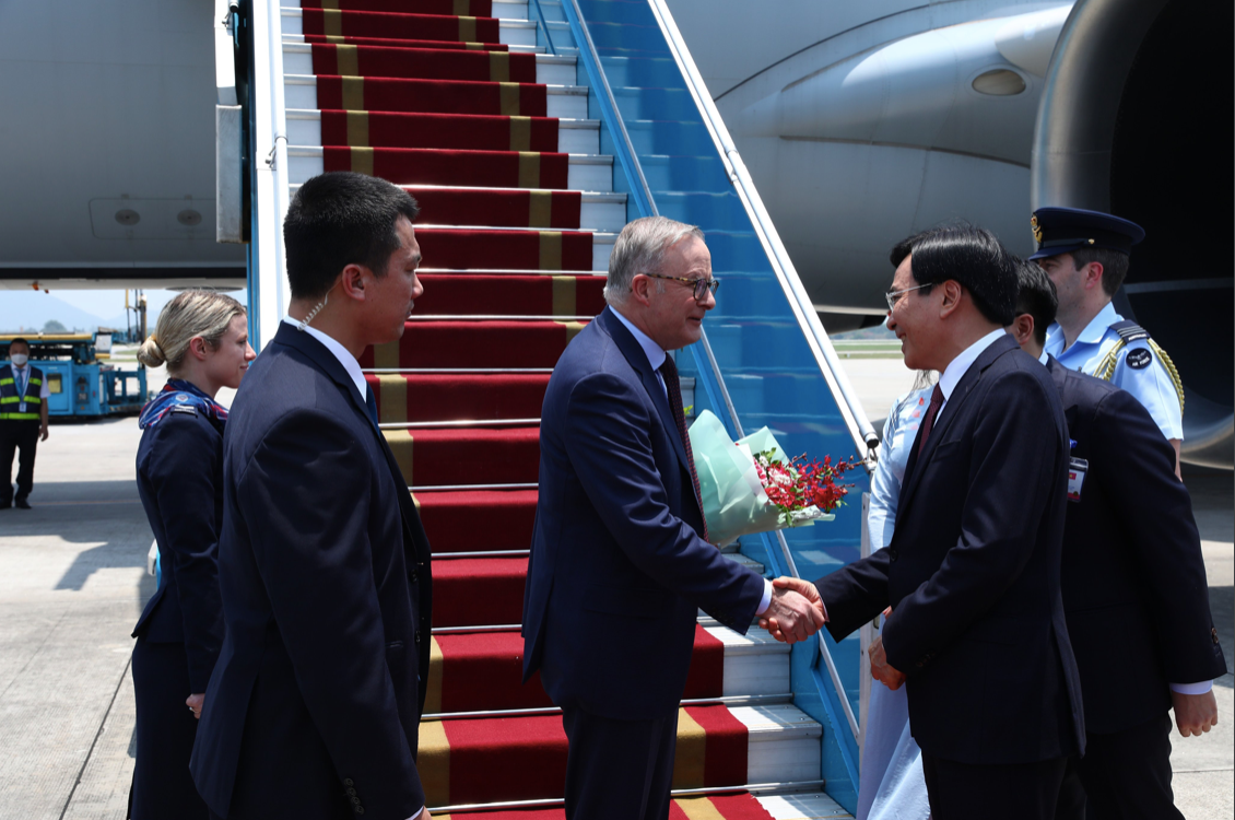 Đón Thủ tướng Úc Anthony Albanese tại sân bay Nội Bài. (Ảnh: Nhật Minh)