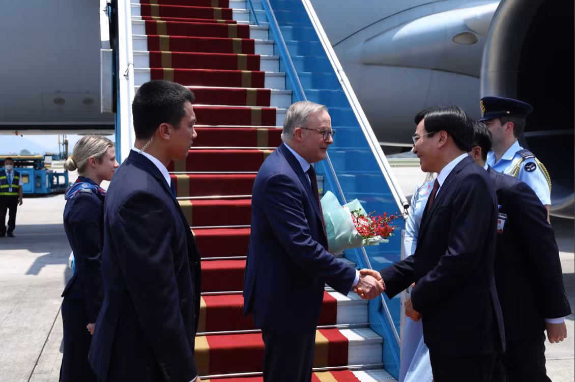 Đón Thủ tướng Úc Anthony Albanese tại sân bay Nội Bài. (Ảnh: Nhật Minh)