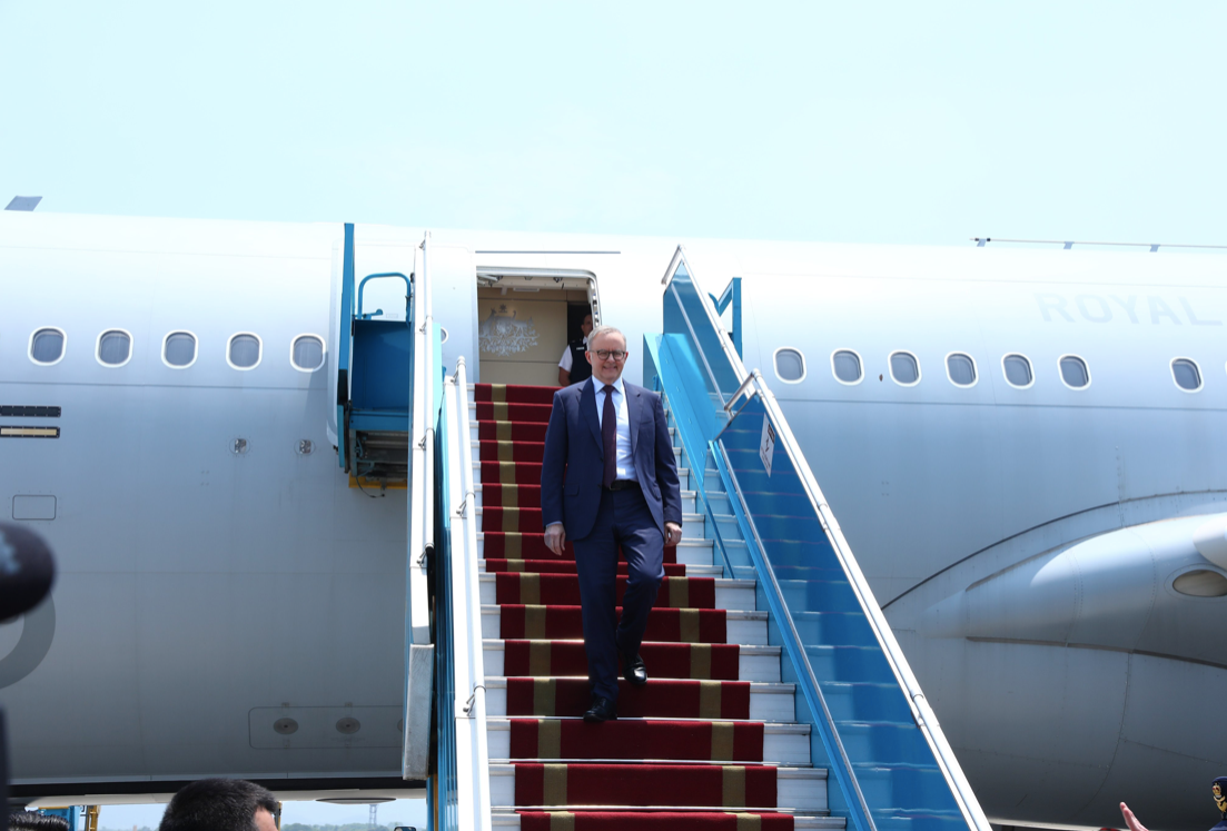 Chuyên cơ chở Thủ tướng Úc Anthony Albanese đáp xuống sân bay Nội Bài trưa 3/6. (Ảnh: Nhật Minh)