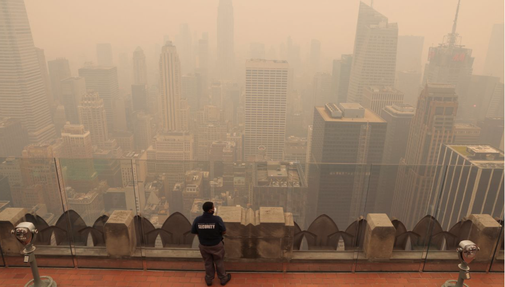Một bảo vệ đứng nóc trung tâm Rockefeller ở New York ngày 7/6. (Ảnh: Reuters) Một bảo vệ đứng nóc trung tâm Rockefeller ở New York ngày 7/6. (Ảnh: Reuters)