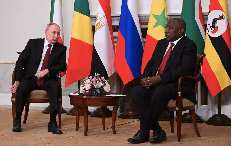 Tổng thống Nga Vladimir Putin và Tổng thống Nam Phi Cyril Ramaphosa trong cuộc gặp ngày 17/6. (Ảnh: Tass)