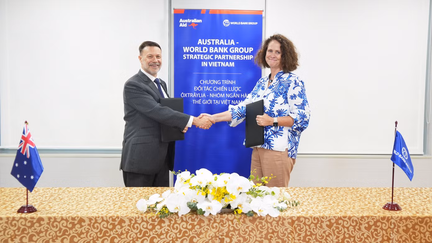 Đại sứ Úc Andrew Goledzinowski và Giám đốc Quốc gia Ngân hàng Thế giới Carolyn Turk tại lễ ký kết. (Ảnh: ĐSQ Úc)