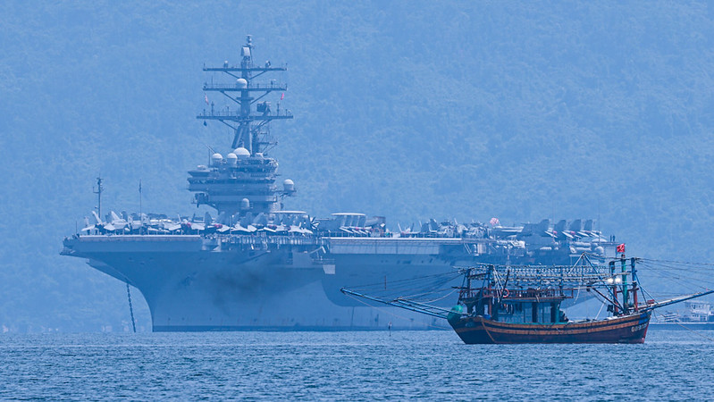Tàu sân bay Mỹ USS Ronald Reagan trong vùng biển Đà Nẵng. (Ảnh: TLSQ Mỹ)