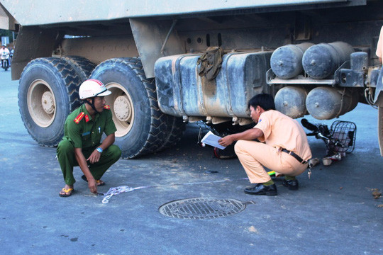 Học sinh lớp 9 bị xe tải kéo lê dưới gầm ảnh 1