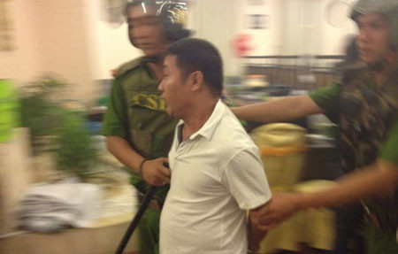 Cảnh sát dẫn giải về trụ sở làm việc