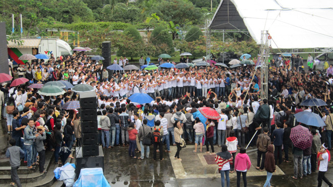 Cổ động viên Trường ĐH Bách khoa Đà Nẵng hy vọng đội nhà sẽ chiến thắng. ảnh: Phan Chung