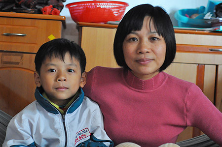Cô giáo Vương Thị Thùy bên con trai Phạm Trường Thành (Ảnh: Văn Chung)