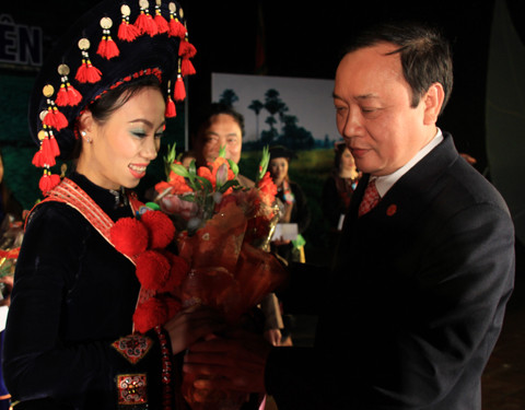 Đại diện tỉnh ủy Thái Nguyên trao hoa và giấy khen cho thí sinh Nguyễn Thị Huyền Trang – người đoạt giải nhất