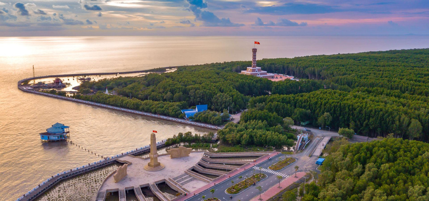 Tỉnh thành nào ở Việt Nam có ba mặt giáp biển?